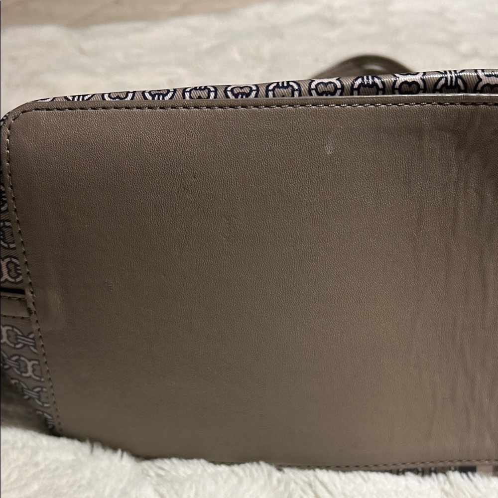 Tory Burch Patterned Beige and Black Tote - Picture 6 of 12